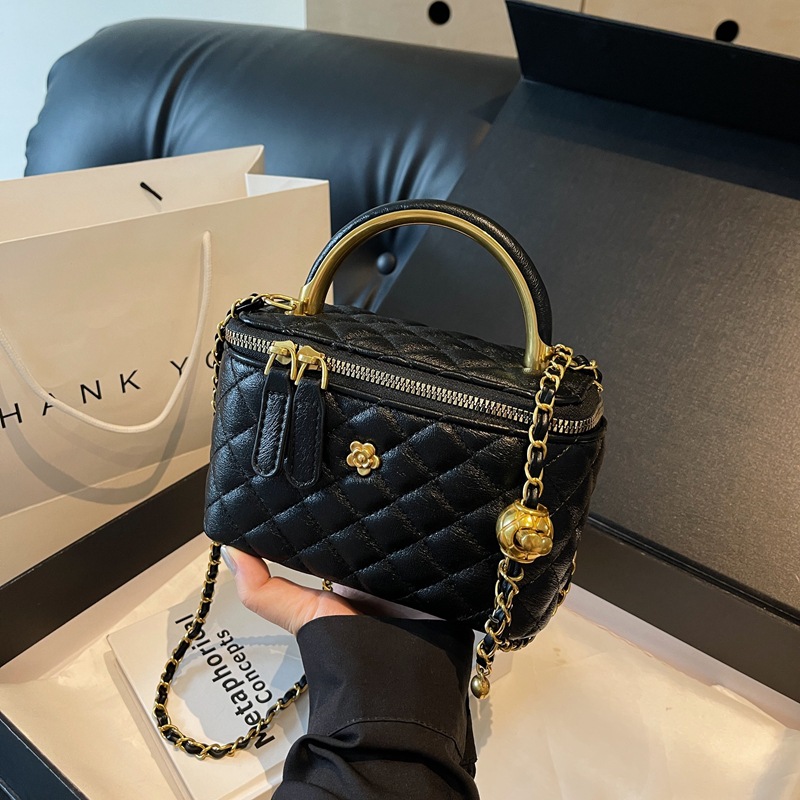 This vintage and fashionable box bag is a new 2025 style chanel-style diamond-shaped small square bag with a high-end feel. It's a casual single-shoulder women's bag Specification drawing