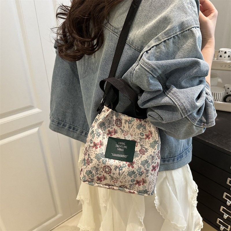Retro forest-themed oil painter shoulder canvas bag, 2025 new style laid-back commuter women's bag, casual bag details Picture