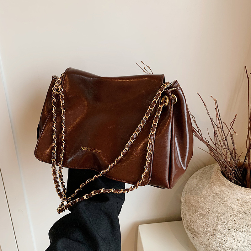 This year's popular bag is a versatile and retro single-shoulder 2024 new Korean-style fashionable crossbody bag with a large capacity for commuting full figure