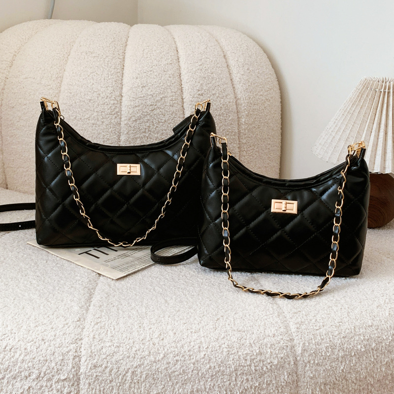 This is a unique and high-quality women's 2024 new diamond-shaped chain bag, which is fashionable, versatile, elegant and high-end. It's a single-shoulder crossbody bag Application Scenario