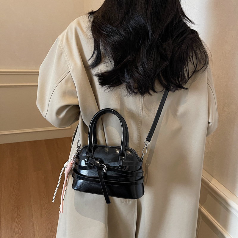 High-end, trendy and fashionable hand-held small square bag 2025 new style simple and versatile single-shoulder bag, trendy and casual crossbody bag Application Scenario