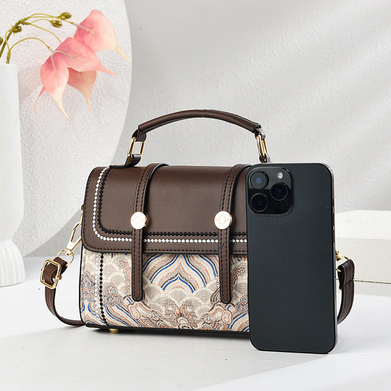 Retro Women's Bag 2025 New Style, French retro forest style, artistic and simple small bag, women's crossbody single-shoulder bag details Picture
