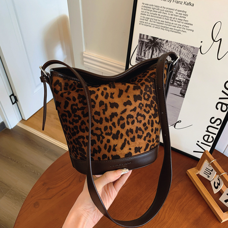 High-end leopard print bucket bag for women, 2024 new large-capacity underarm bag, retro suede single-shoulder crossbody bag Specification drawing