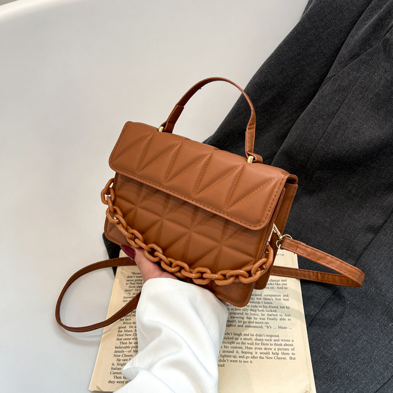 Embossed small square bag for women, 2025 new style, trendy and stylish, simple single-shoulder crossbody bag, commuting chain handbag full figure
