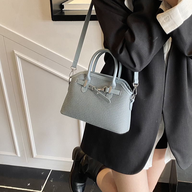 A niche patchwork woven handbag for women, a retro and fashionable versatile single-shoulder underarm bag, a new stylish crossbody bag from 2025 Application Scenario