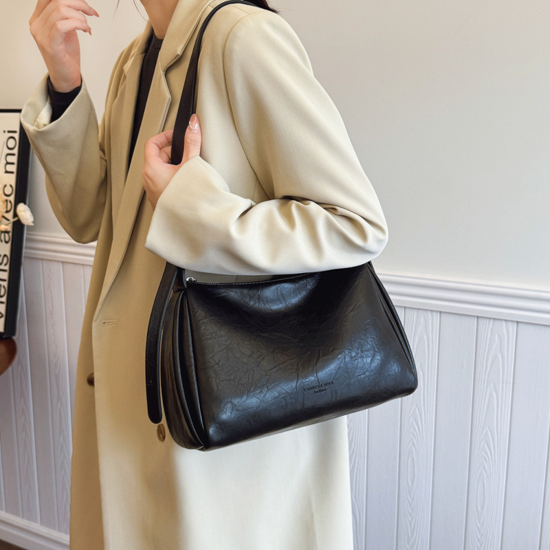 This year, Boston bags are popular, featuring a high-capacity women's 2024 new model, a high-end and versatile crossbody bag, and a commuting pillow bag full figure