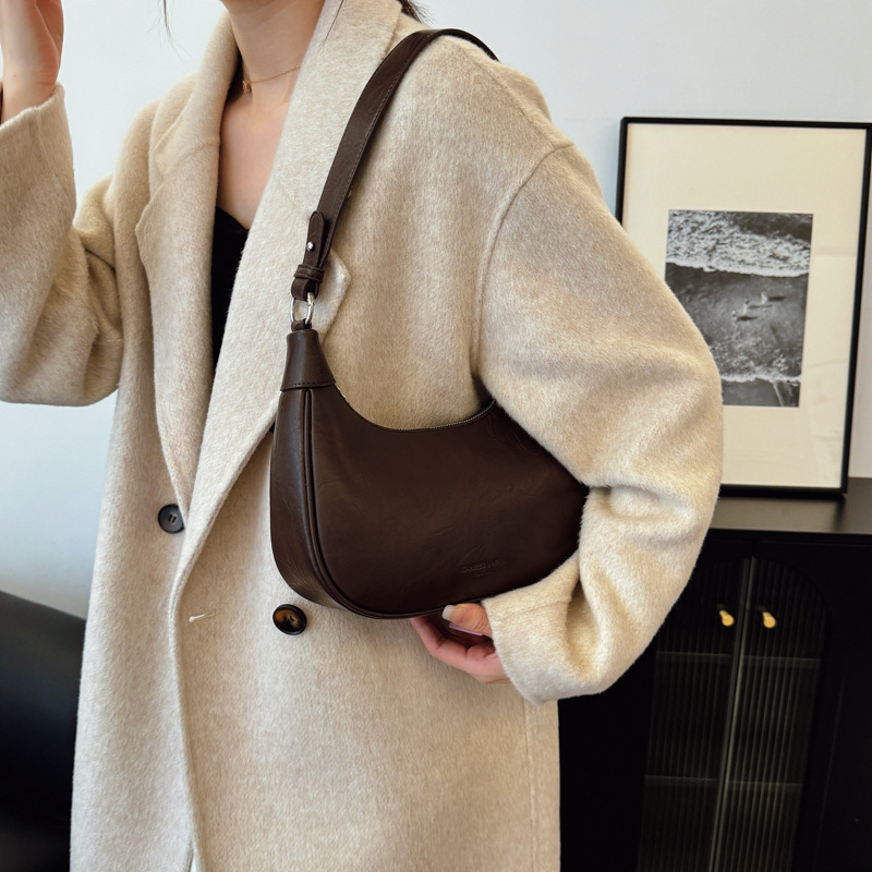 A niche design soft-skin dumpling bag for women, 2024 new retro large-capacity underarm bag, a high-end single-shoulder crossbody bag Application Scenario
