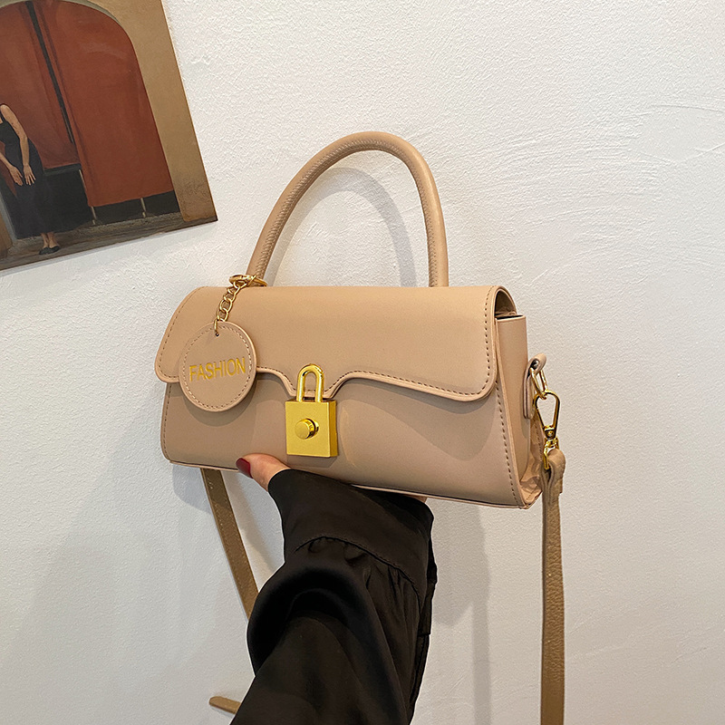 A French-style, niche and stylish commuting hardware single-shoulder crossbody bag. A new fashionable pu handbag from South Korea for summer full figure
