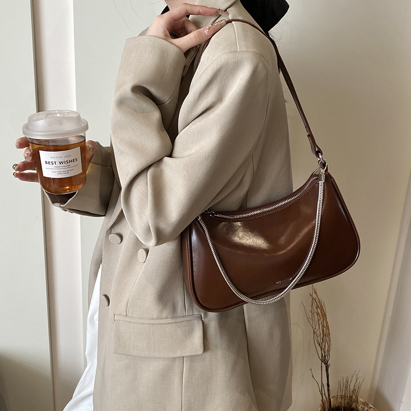 Underarm bag, women's large capacity 2025 new retro versatile casual chain single-shoulder crossbody bag, commuting dumpling bag Application Scenario