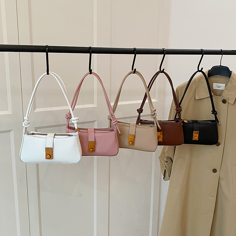 French niche design bag for women's spring 2025 new style, fashionable crossbody bag, high-end single-shoulder armpit baguette bag Application Scenario