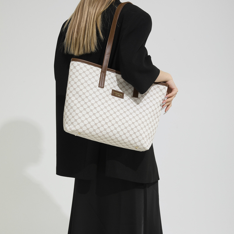 Popular fashion bags for women 2024 new autumn and winter, large-capacity single-shoulder bag, niche design underarm bag details Picture