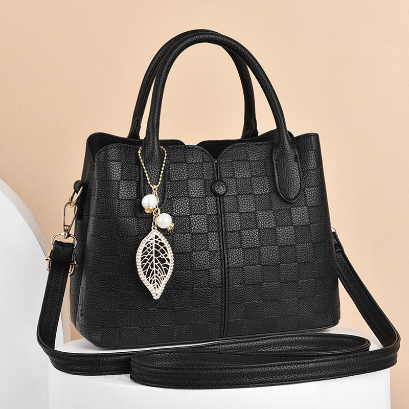 The 2022 new stylish, trendy and elegant bag for middle-aged women, a large-capacity crossbody handbag for mothers full figure