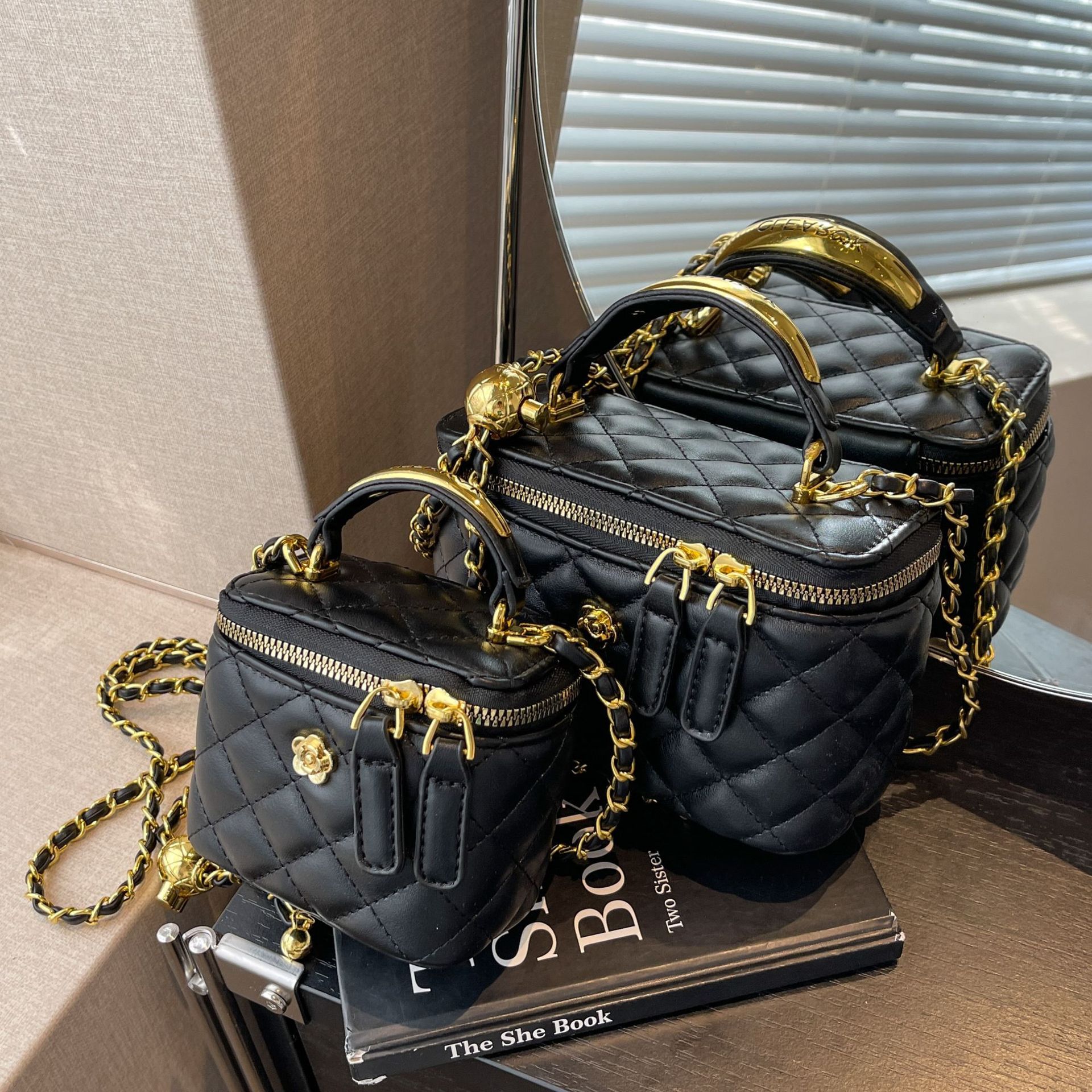 The diamond-patterned embroidered thread small bag for women, a new summer bestseller in 2025, is a chain crossbody bag that is extremely fashionable and popular Application Scenario