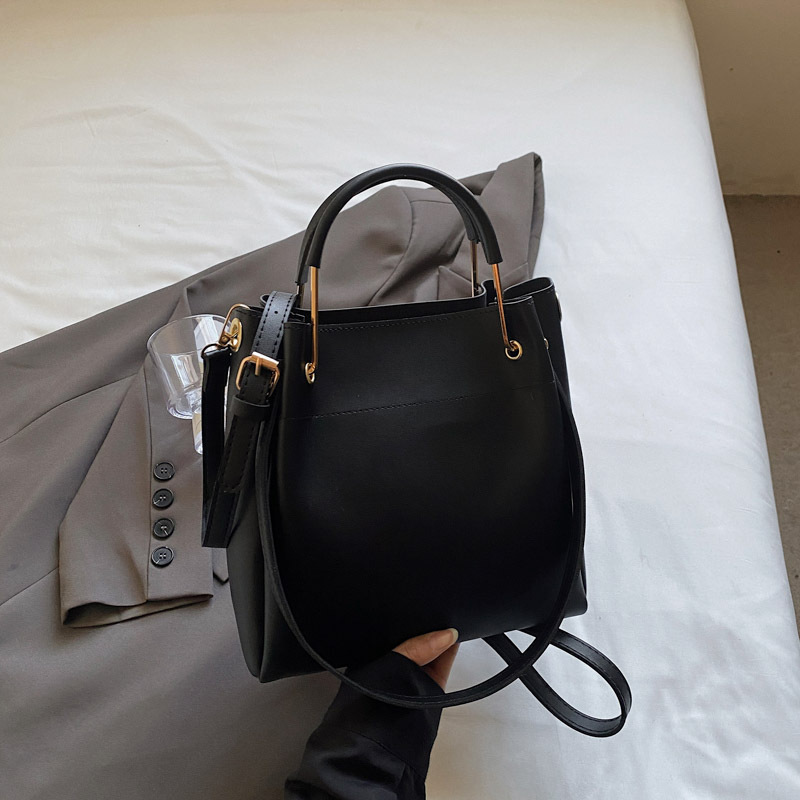 High-end quality small bag for women, 2025 new style simple quality versatile single-shoulder bag, stylish hand-held crossbody bucket bag Application Scenario