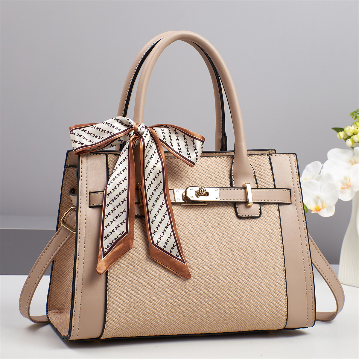 2025 New style fashionable handbag, high appearance level, single-shoulder bag, simple large-capacity women's bag, cross-border crossbody bag Application Scenario