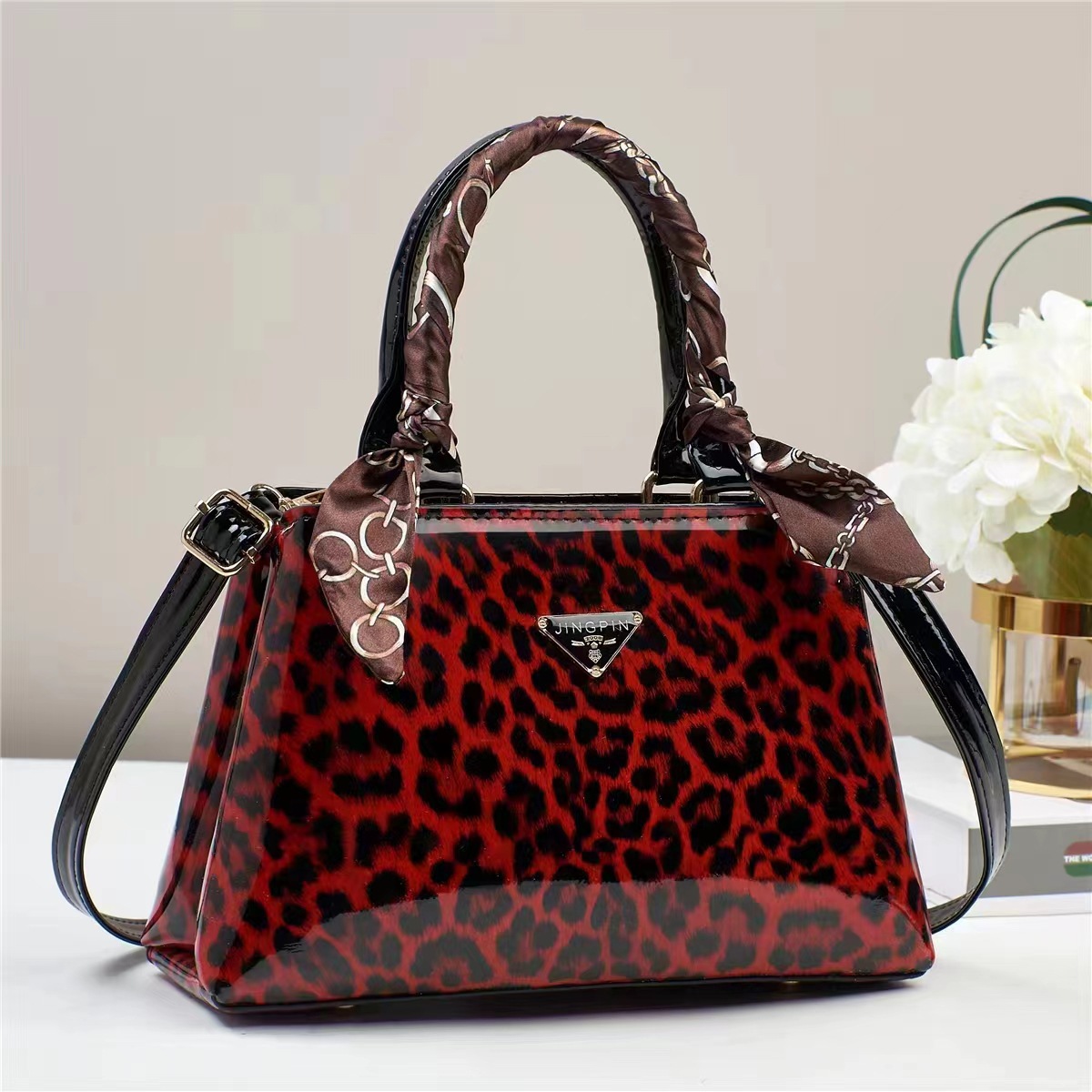 This retro leopard print handbag is a new, simple, niche and versatile single-shoulder crossbody bag with a stylish and elegant texture Application Scenario