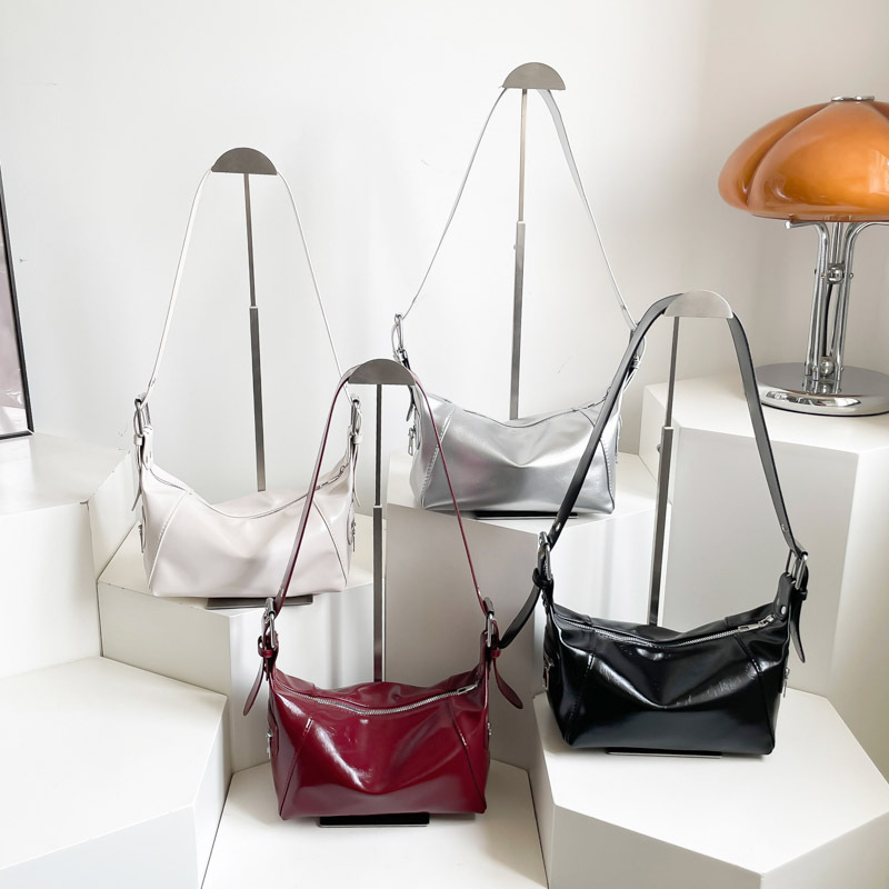 This year, underarm bags are in vogue. Women's 2025 summer new fashion handbag, versatile single-shoulder dumpling bag crossbody bag Application Scenario
