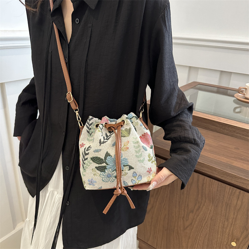 The 2024 new stylish and elegant design single-shoulder bag features a stylish pattern and a retro drawstring for the underarm texture details Picture