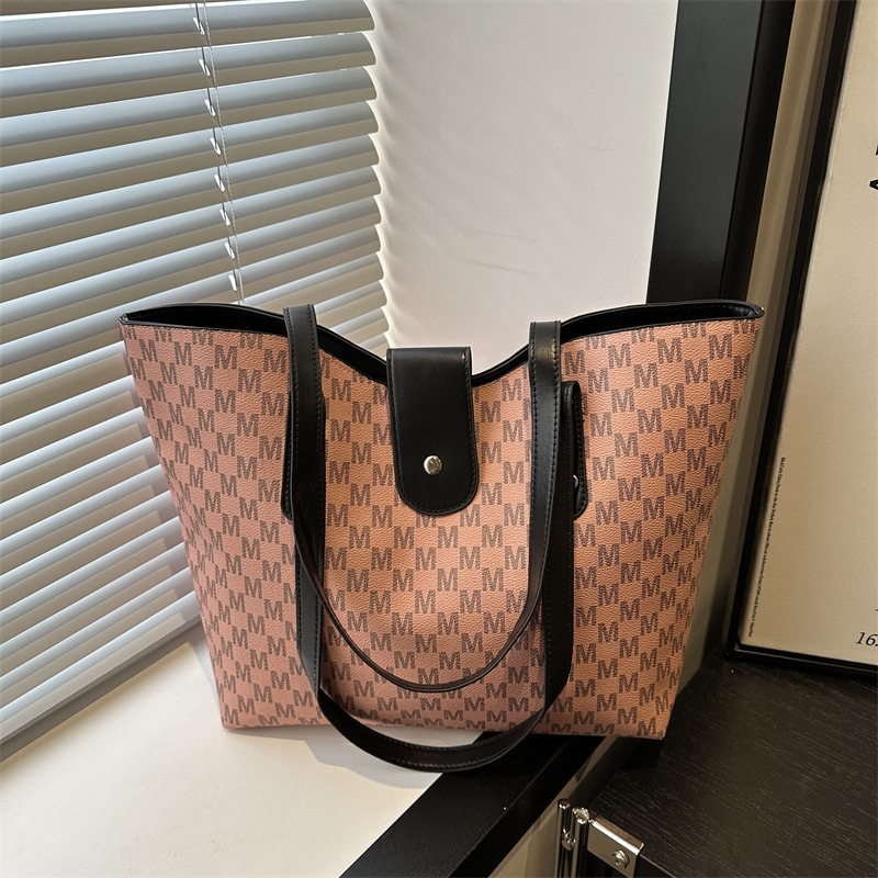 High-end Tote bag for women, 2025 new style, hand-held, retro, versatile and fashionable for commuting, large capacity tote bag for going out full figure