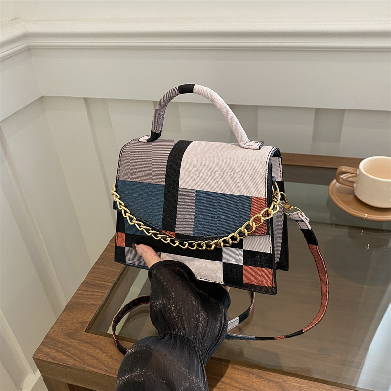 The new bag features a fashionable, high-end and niche design. It is designed for the autumn of 2024, with a simple and versatile texture. It is a small square bag with a chain hand and shoulder full figure
