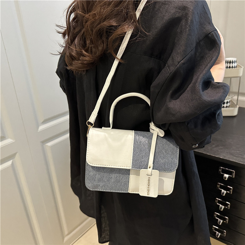 This year, color-blocking small bags are in vogue. The 2025 new summer fashion and quality crossbody bag for women is a small square handbag details Picture