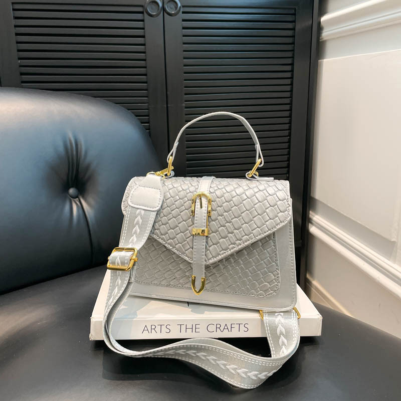 The new Spring/Summer 2025 shiny woven pattern fashionable hand-held crossbody single-shoulder small square women's bag is a cross-border trend full figure