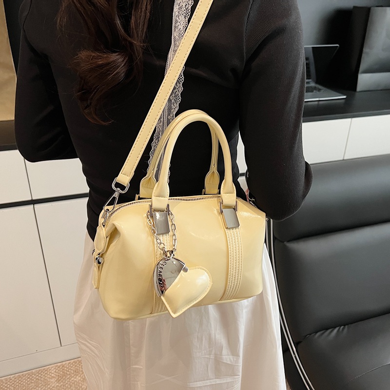 A new, trendy and high-end Boston bag for women in 2025, a niche hand-held commuter single-shoulder crossbody bag details Picture