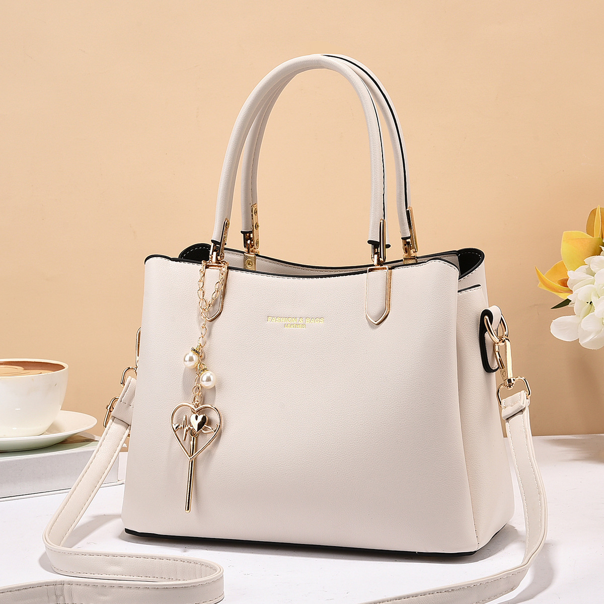 This 2023 new style of handbag is simple, elegant and retro. It's a stylish large-capacity single-shoulder crossbody women's bag for export full figure