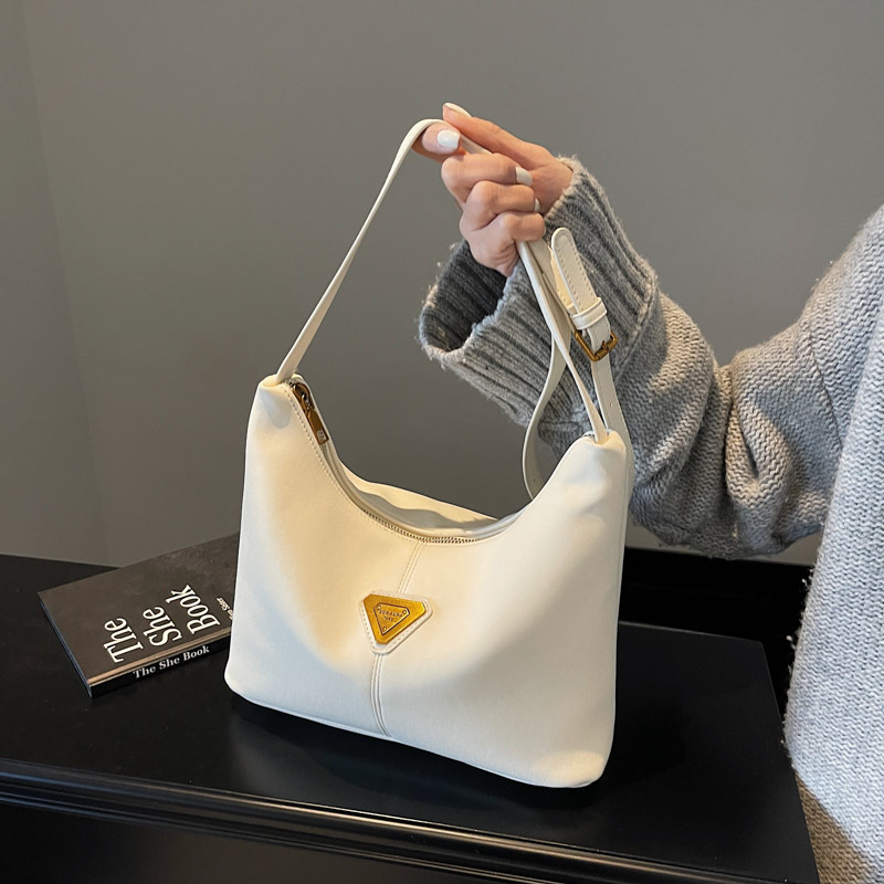 A simple and retro underarm bag for women, a new 2024 casual single-shoulder crossbody bag, a high-end tote bag for work and commuting full figure