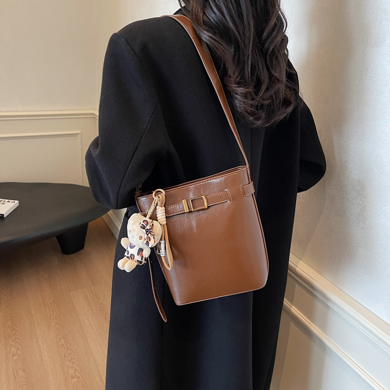 Fashionable and trendy hand-held bucket bag for women, 2024 new style simple and casual single-shoulder bag, Korean version niche design crossbody bag Application Scenario