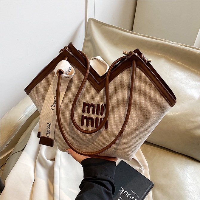 Large-capacity tote bag for women, new summer 2025, trendy and versatile single-shoulder bag, casual for classes and commuting, underarm bag full figure