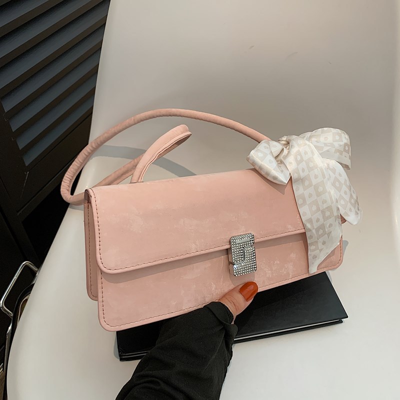 The 2024 new silver single-shoulder bag for French niche women is in vogue this year. The textured underarm baguette bag is also popular full figure