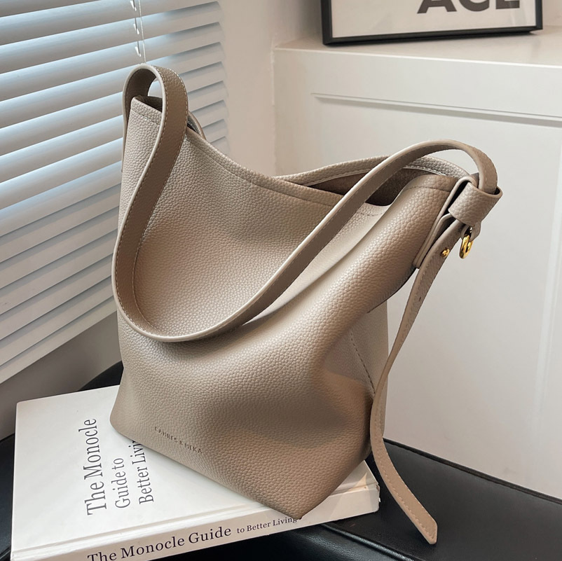This year, retro small bags are in fashion. In 2025, new women's bags with a high-end feel, crossbody bags with niche designs, and bucket bags are extremely popular Application Scenario