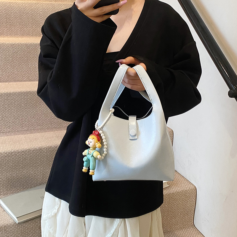 Solid color fashionable handbag for women, Spring/Summer 2025 new soft leather large-capacity commuting laid-back style single-shoulder crossbody bag details Picture