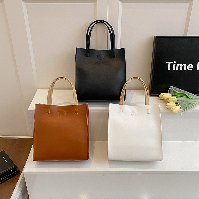 A popular vertical women's bag, 2025 new style, Korean style trendy commuting bag, large-capacity hand-held tote bag Application Scenario