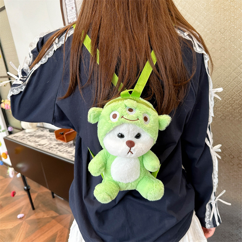 The 2024 new style of cartoon Japanese-style plush double backpack transforms into a crossbody bag, a loose change key bag, and a claw machine doll for exchange Application Scenario