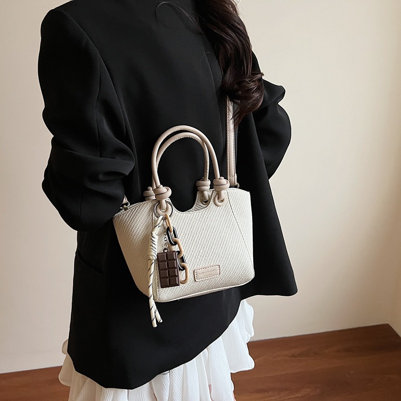 A trendy and fashionable hand-held bucket bag for women in 2025, featuring a high-end commuting look with woven patterns and a single-shoulder crossbody design Specification drawing