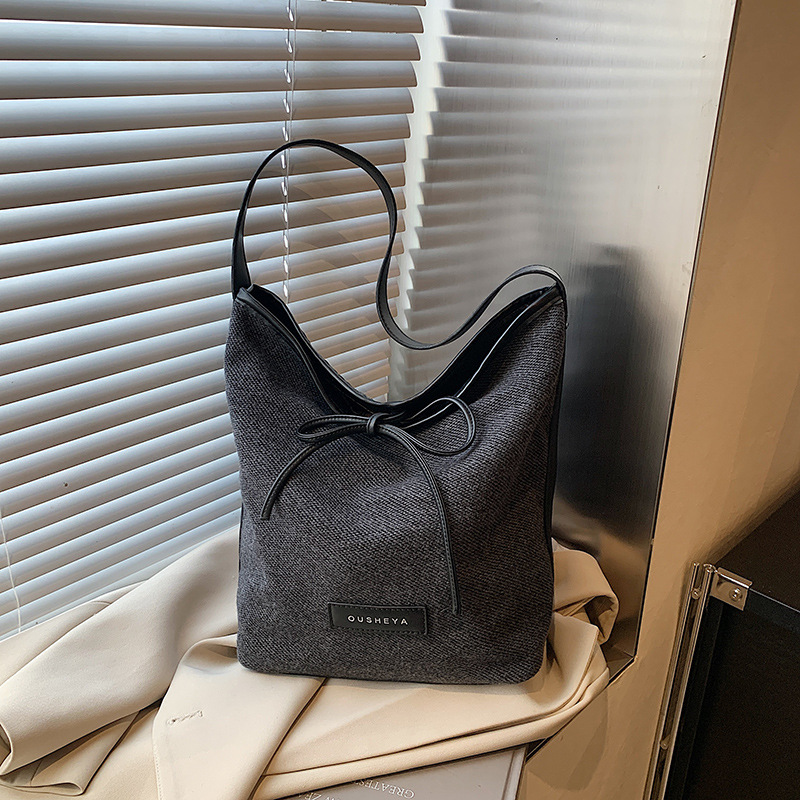 Fashionable and casual large-capacity bucket bag for women 2024 new style, single-shoulder bag for work and commuting, high-end and versatile underarm bag details Picture