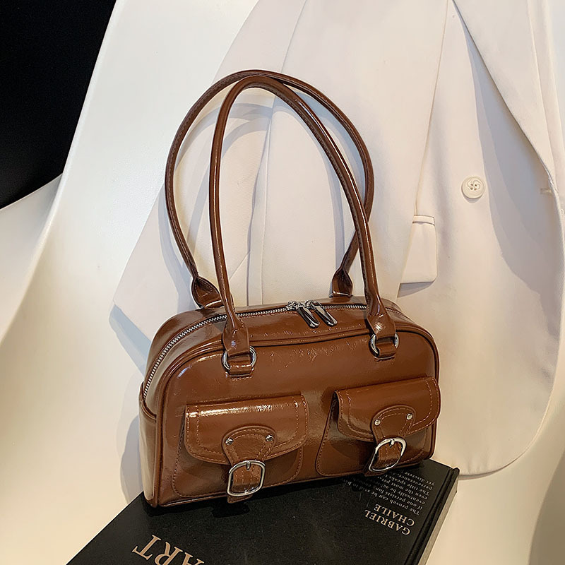 High-end multi-pocket underarm bag for women, 2025 new Korean version niche hand-held Boston bag, large capacity single-shoulder bag Application Scenario