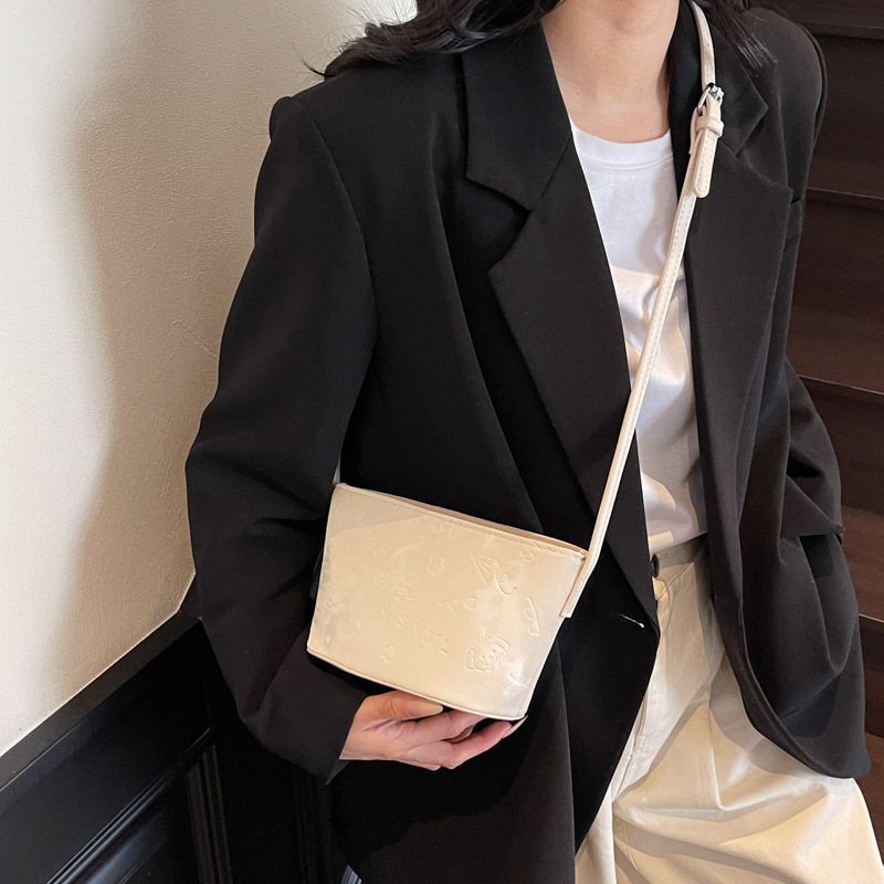 High-end quality solid color simple bucket bag for women, new Spring 2025 fashion and versatile crossbody bag, embossed bucket bag Specification drawing