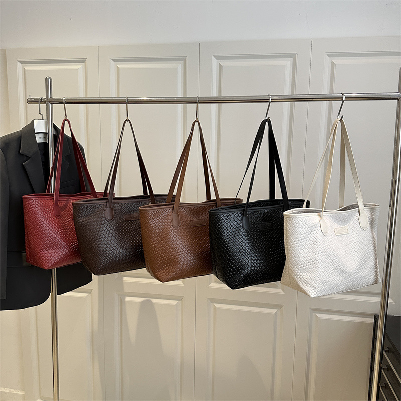 Large-capacity woven bag for women, 2025 new summer retro commuter single-shoulder underarm bag, Korean version hand-held tote bag Application Scenario