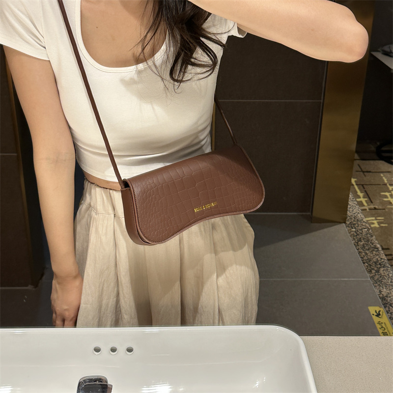 Casual and simple single-shoulder bag, retro and fashionable crossbody bag, new summer 2023 fashionable and trendy niche handbag Application Scenario