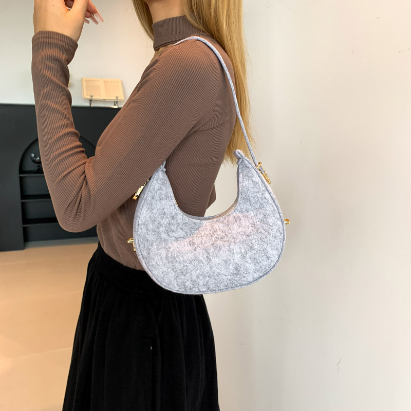 This year, the trendy felt single-shoulder underarm bag for women in 2023 is a stylish and versatile Korean-style embossed dumpling small shoulder bag details Picture