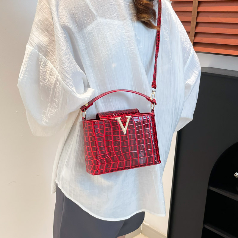 Cross-border Trend 2025 Summer Crocodile Pattern V-shaped handbag, large-capacity tote bag, commuter high-end single-shoulder bag Specification drawing