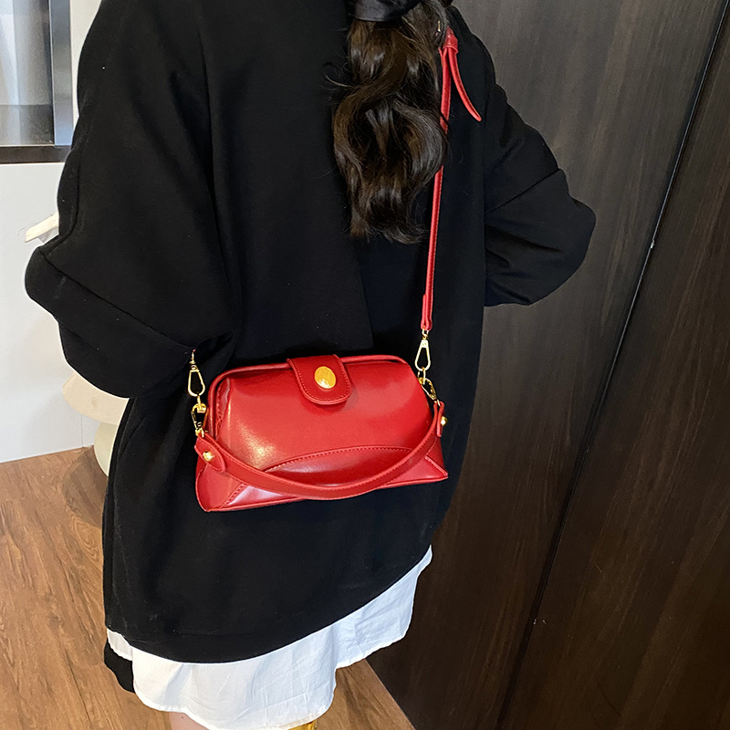 High-end and fashionable solid color versatile hand-held small square bag for women 2025 new niche design simple single-shoulder crossbody bag Application Scenario