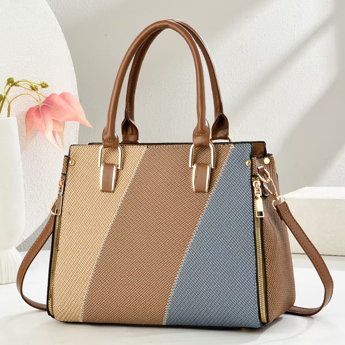 The new color-blocking and splicing hand-held women's bag, the trendy and high-quality crossbody bag for foreign trade, the large-capacity single-shoulder bag for mothers, and the stylish style details Picture