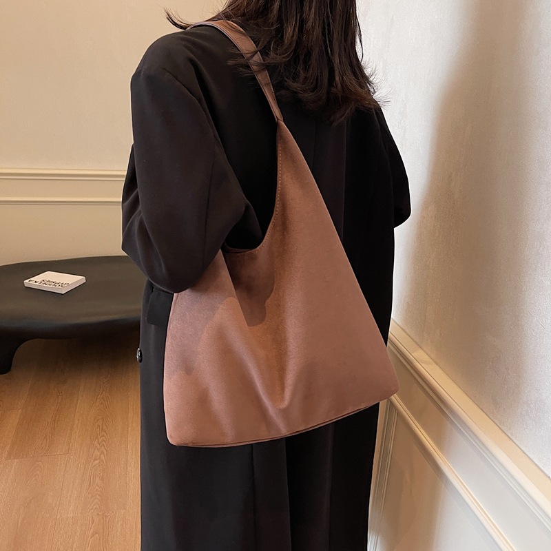 A niche suede bag for women, a new 2024 stylish large-capacity single-shoulder bag, a retro, casual and versatile underarm tote bag Application Scenario