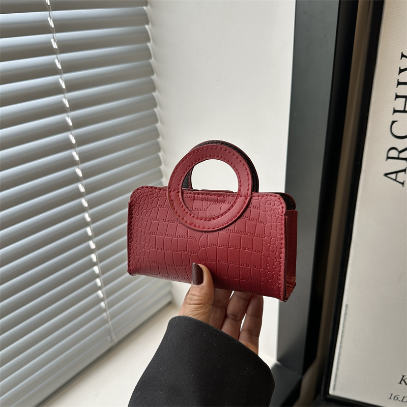 ins Niche Fashion circular handbag 2025 New style solid color casual stone pattern small square bag full figure