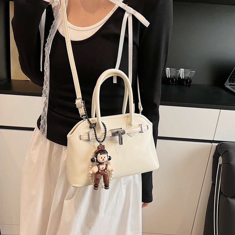 Korean handbag for women, Spring 2025 new retro texture crossbody bag, niche design lock buckle commuting single-shoulder bag Application Scenario