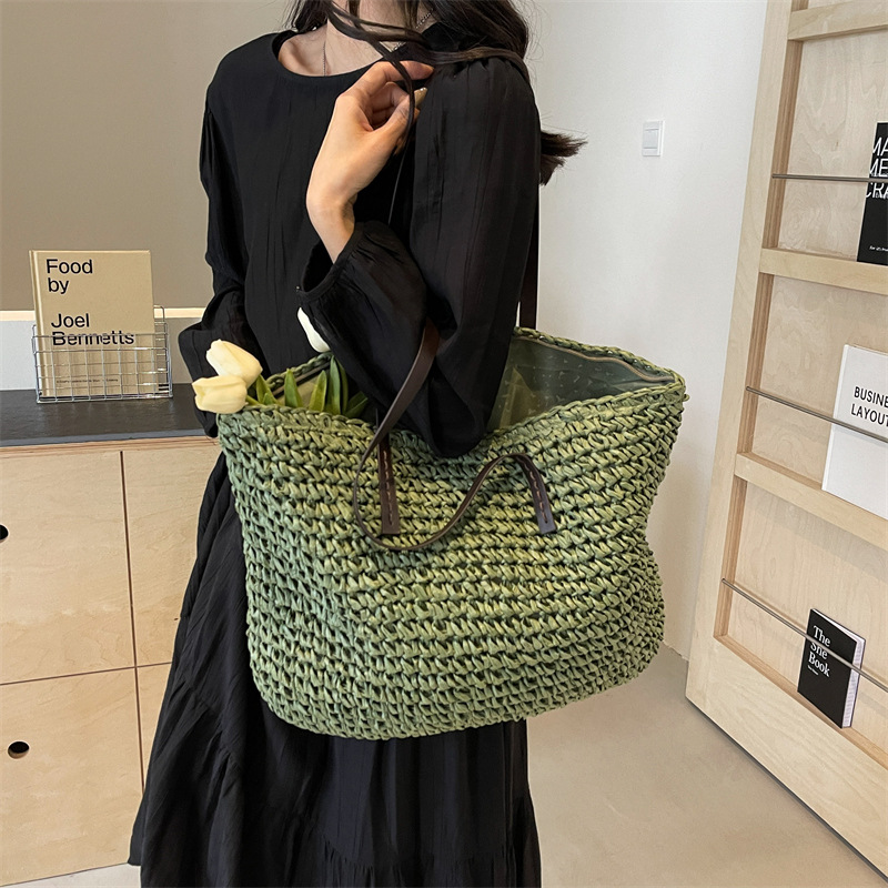 The new summer version of the straw woven bag 2025 is a trendy and fashionable single-shoulder large bag with a seaside vacation feel and a large capacity woven tote bag details Picture